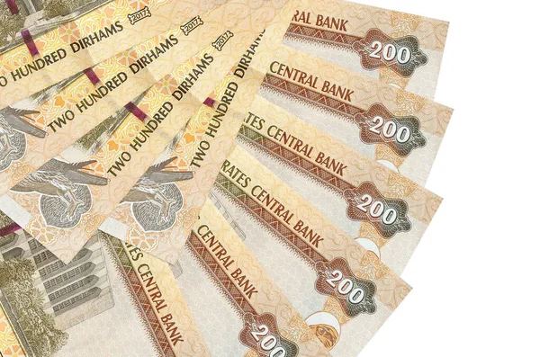 200 BAE dirhem banknotu beyaz zemin üzerinde izole bir şekilde duruyor ve fotokopi alanı fan şeklinde üst üste yığılmış. Finansal işlemler kavramı