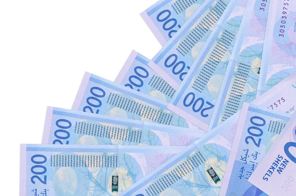 200 İsrailli yeni şekel banknot beyaz üzerine izole edilmiş farklı bir sırayla yatıyor. Yerel bankacılık ya da para kazanma konsepti. İş arkaplanı afişi