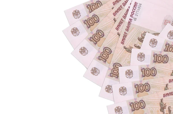 100 Rus Rublesi banknotları beyaz arka planda fotokopi alanı ile izole bir şekilde duruyor. Zengin yaşam kavramsal geçmişi. Büyük miktarda ulusal para birimi zenginliği