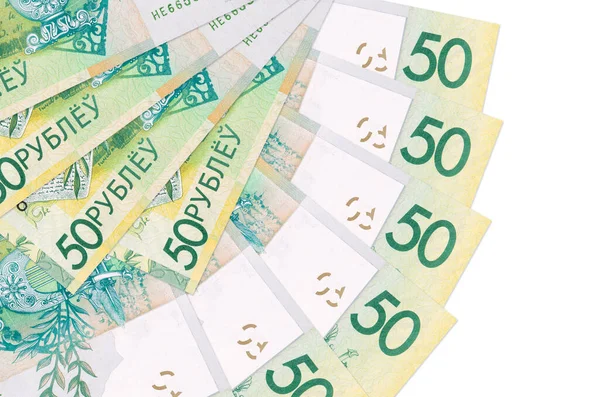 50 Belorus rublesi banknotları beyaz arka planda izole edilmiş ve fotokopi alanı fan şeklinde dizilmiş. Finansal işlemler kavramı