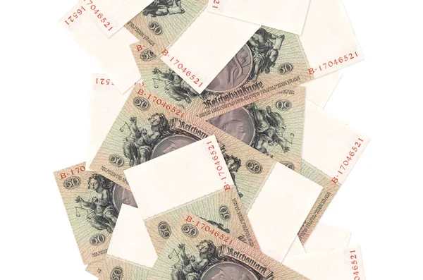 50 Reich işaretli banknotlar beyazın üzerinde izole bir şekilde uçuyor. Birçok banknot sol ve sağ tarafta beyaz kopya alanı ile düşüyor