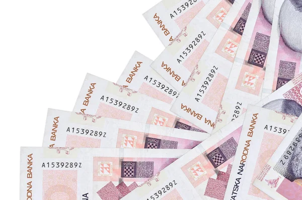 20 Hırvat kuna banknotu beyaza izole edilmiş olarak farklı sırada yatıyor. Yerel bankacılık ya da para kazanma konsepti. İş arkaplanı afişi