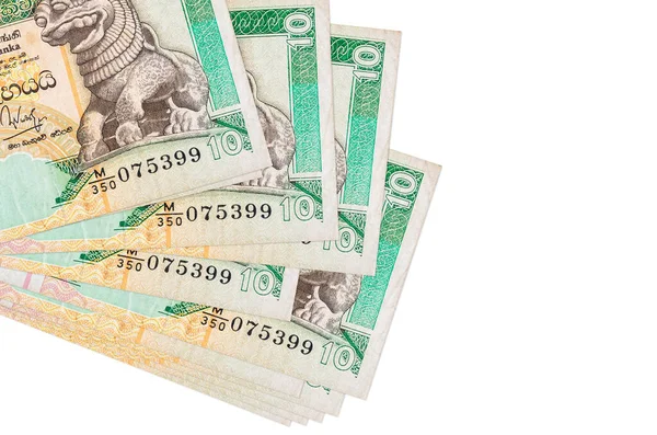 10 Sri Lanka rupisi küçük gruplar halinde ya da beyaz paketler halinde yatar. Kopyalama alanı olan bir model. İş ve para değişimi kavramı