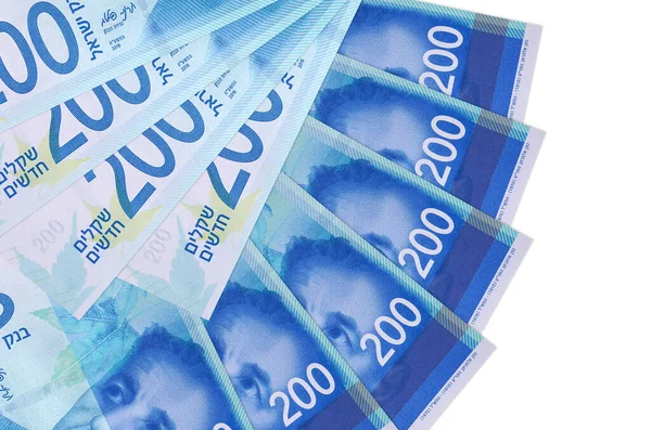 200 İsrailli yeni şekel banknotları beyaz arka planda izole edilmiş bir şekilde duruyor ve fotokopi alanı fan şeklinde dizilmiş. Finansal işlemler kavramı