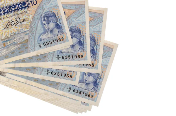 10 Tunus dinarı küçük gruplar halinde ya da beyaza izole edilmiş paketler halinde yatar. Kopyalama alanı olan bir model. İş ve para değişimi kavramı