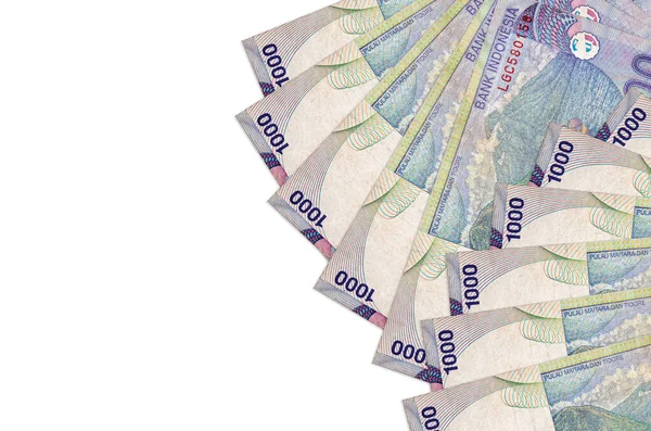 1000 Endonezya rupiası banknotları beyaz arka planda, kopyalama alanı ile izole bir şekilde duruyor. Zengin yaşam kavramsal geçmişi. Büyük miktarda ulusal para birimi zenginliği