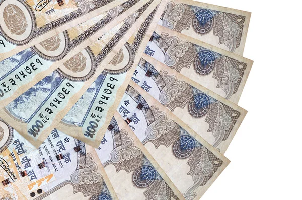 500 Nepal Rupisi banknotları beyaz arka planda izole edilmiş, fotokopi alanı da yakın planda tutuluyor. Finansal işlemler kavramı