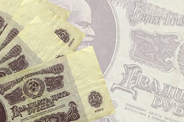 25 Rus Rublesi banknotları büyük yarı şeffaf banknotların arkasında duruyor. Kopyalama alanı olan soyut iş arkaplanı