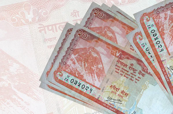 20 Nepal Rupisi banknotları büyük yarı şeffaf banknotların arka planında duruyor. Ulusal para biriminin soyut sunumu. İş konsepti