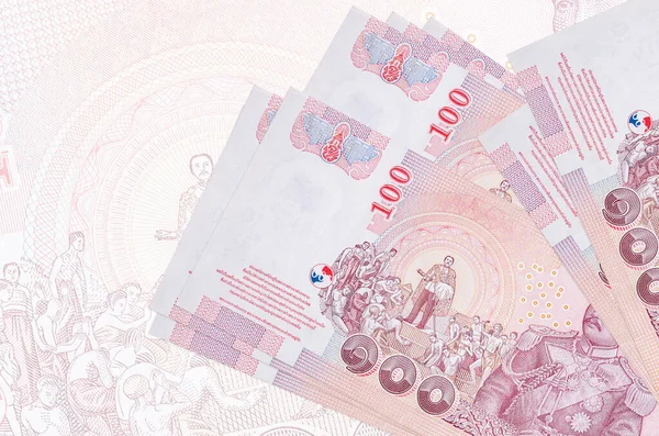 100 Tayland Baht faturası büyük yarı şeffaf banknotun arka planında duruyor. Ulusal para biriminin soyut sunumu. İş konsepti
