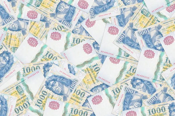 1000 Macar forint banknotu büyük bir yığın halinde duruyor. Zengin yaşam kavramsal geçmişi. Büyük miktarda para.