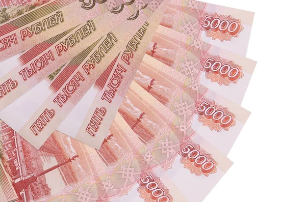 5000 Rus rublesi beyaz arka planda izole bir şekilde duruyor. Fan şeklinde fotokopi alanı da yakın planda. Finansal işlemler kavramı