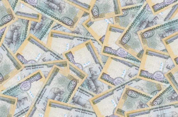 100 Nepal Rupisi banknotları büyük yığınlar halinde duruyor. Zengin yaşam kavramsal geçmişi. Büyük miktarda para.