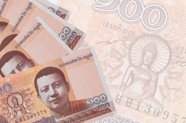 100 Kamboçyalı isyan faturası büyük yarı şeffaf banknotun arka planında duruyor. Kopyalama alanı olan soyut iş arkaplanı