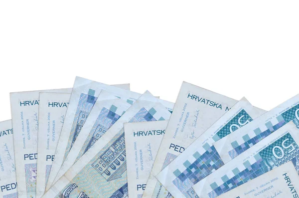 Ekranın alt tarafında, beyaz zemin üzerinde izole edilmiş ve kopya alanı olan 50 Hırvat kuna banknotu bulunuyor. Paralı iş kavramları için arkaplan afişi şablonu