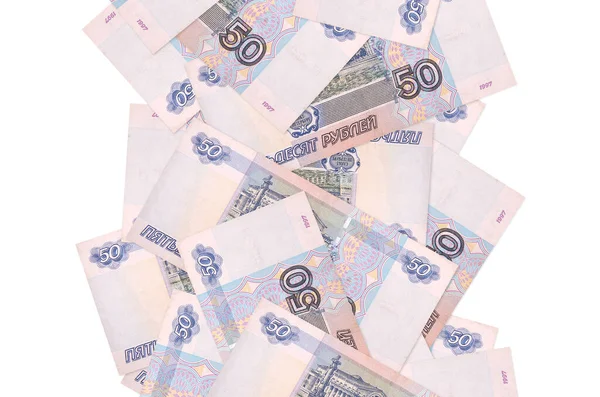 50 Rus rublesi beyazın üzerinde izole bir şekilde uçuyor. Birçok banknot sol ve sağ tarafta beyaz kopya alanı ile düşüyor