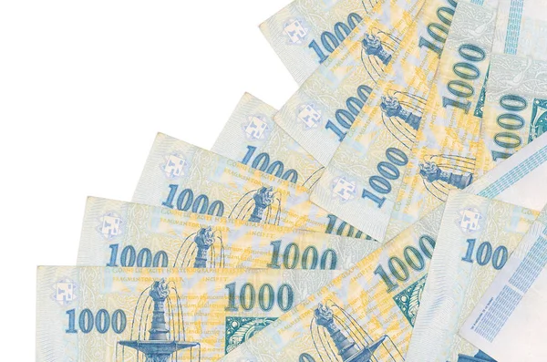 Beyaz üzerine izole edilmiş 1000 Macar forint banknotu farklı bir sırayla yatar. Yerel bankacılık ya da para kazanma konsepti. İş arkaplanı afişi