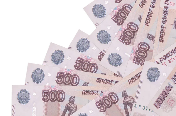 500 rusya rublesi banknotları beyaza izole edilmiş farklı bir sırayla yatar. Yerel bankacılık ya da para kazanma konsepti. İş arkaplanı afişi