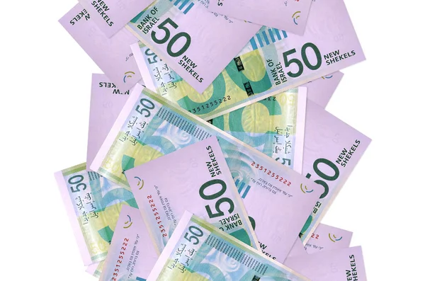 50 İsrailli yeni şekel banknot beyazın üzerinde izole bir şekilde uçuyor. Birçok banknot sol ve sağ tarafta beyaz kopya alanı ile düşüyor