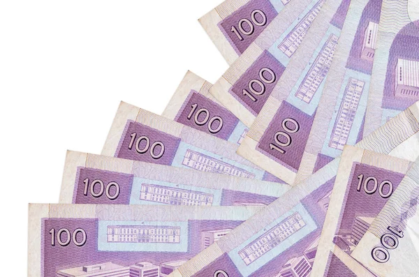 100 Filipin piso banknotu beyaza izole edilmiş farklı bir sırayla yatar. Yerel bankacılık ya da para kazanma konsepti. İş arkaplanı afişi