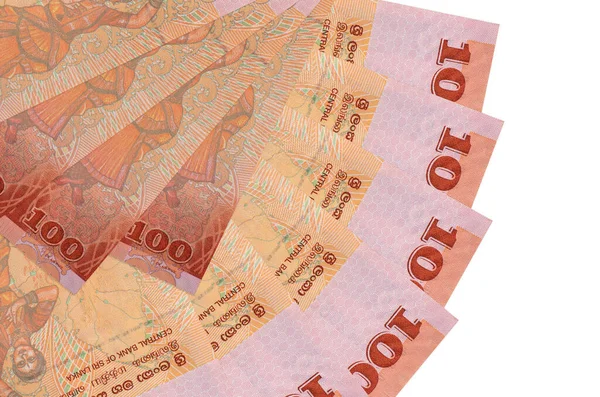 100 Sri Lanka Rupisi banknotları beyaz arka planda izole edilmiş, fotokopi alanı da yakın planda. Finansal işlemler kavramı