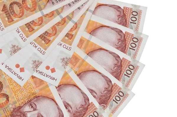 100 adet Hırvat kuna banknotu beyaz zemin üzerinde izole edilmiş, fotokopi alanı da fan şeklinde üst üste yığılmış. Finansal işlemler kavramı