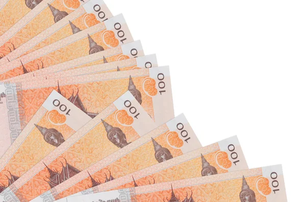 100 Kamboçya ayaklanması faturası beyaz arka planda izole edilmiş, fotokopi alanı da pervaneye yakın duruyor. Maaş zamanı kavramı veya finansal işlemler