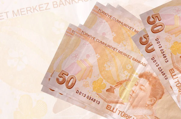 Büyük yarı şeffaf banknotun arka planında 50 Türk lirası duruyor. Ulusal para biriminin soyut sunumu. İş konsepti