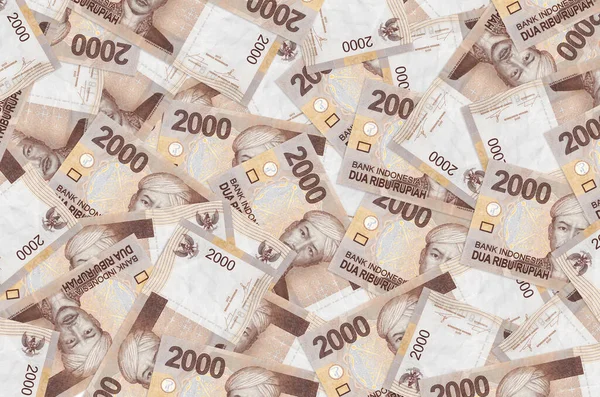 2000 Endonezya rupiası banknotları büyük bir yığın halinde duruyor. Zengin yaşam kavramsal geçmişi. Büyük miktarda para.