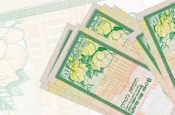 10 Sri Lanka rupisi banknotları büyük yarı şeffaf banknotların arka planında duruyor. Ulusal para biriminin soyut sunumu. İş konsepti