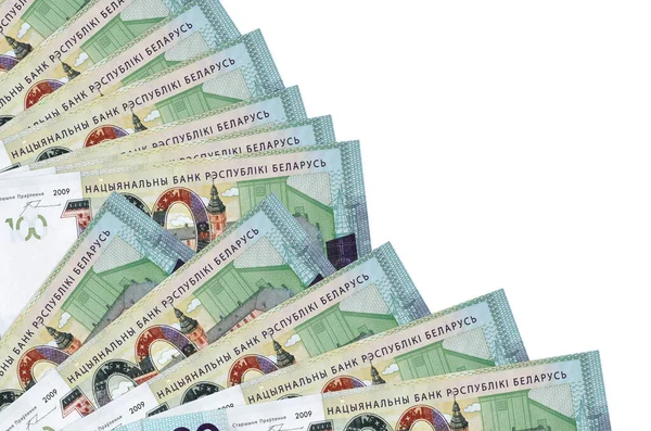 100 Belorus rublesi banknotları beyaz arka planda izole edilmiş, fotokopi alanı da pervaneye yakın duruyor. Maaş zamanı kavramı veya finansal işlemler