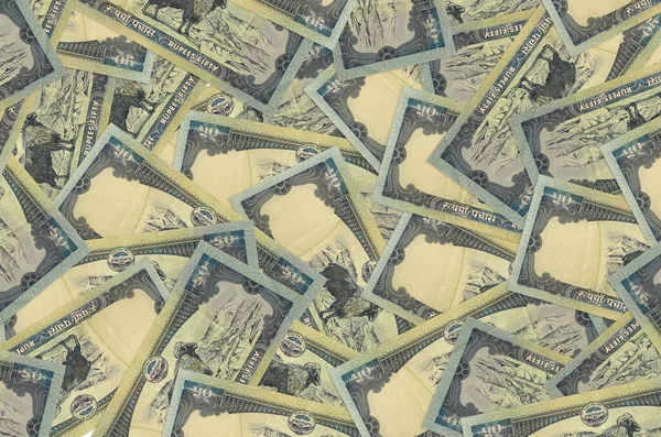 50 Nepal rupisi büyük bir yığın halinde duruyor. Zengin yaşam kavramsal geçmişi. Büyük miktarda para.