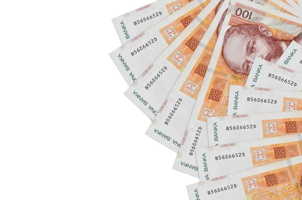 100 Hırvat kuna banknotu beyaz arka planda fotokopi alanı ile izole edilmiş yatıyor. Zengin yaşam kavramsal geçmişi. Büyük miktarda ulusal para birimi zenginliği