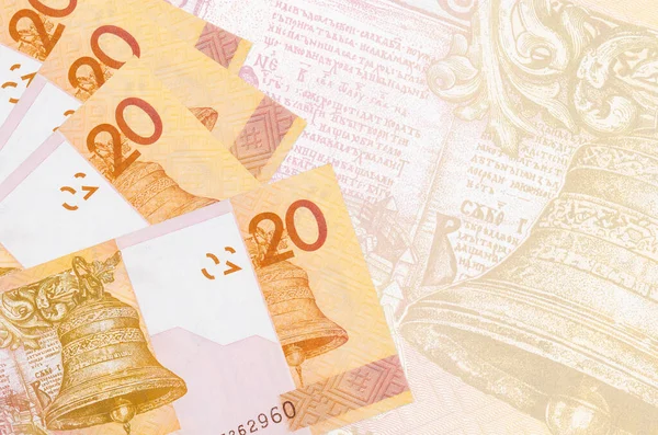 20 Belorus rublesi banknotları büyük yarı şeffaf banknotların arka planında duruyor. Kopyalama alanı olan soyut iş arkaplanı
