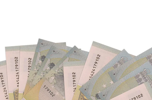 Ekranın alt tarafında 5 avroluk banknotlar var. Beyaz arka planda izole edilmiş ve fotokopi alanı var. Paralı iş kavramları için arkaplan afişi şablonu