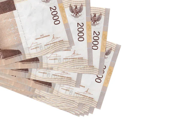 2000印尼盾钞票分成小股或小包 单独放在白色上 带复制空间的模型 业务和货币兑换概念 — 图库照片