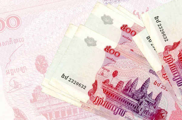500 Kamboçyalı isyan faturası büyük yarı şeffaf banknotun arka planında duruyor. Ulusal para biriminin soyut sunumu. İş konsepti