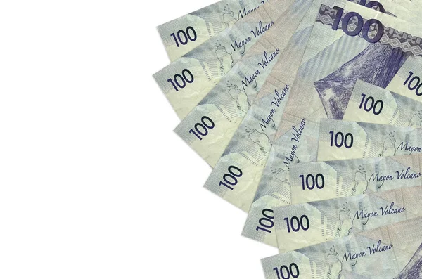 100 Filipinli piso banknotları beyaz arka planda fotokopi alanı ile izole edilmiş yatar. Zengin yaşam kavramsal geçmişi. Büyük miktarda ulusal para birimi zenginliği