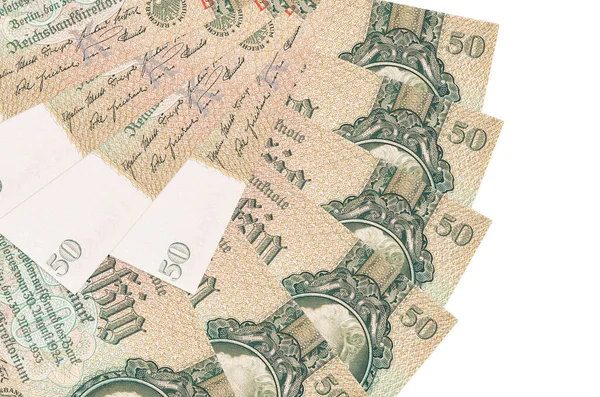 50 Reich işareti banknotları beyaz arkaplanda izole bir şekilde duruyor ve fotokopi alanı fan şeklinde üst üste yığılmış. Finansal işlemler kavramı