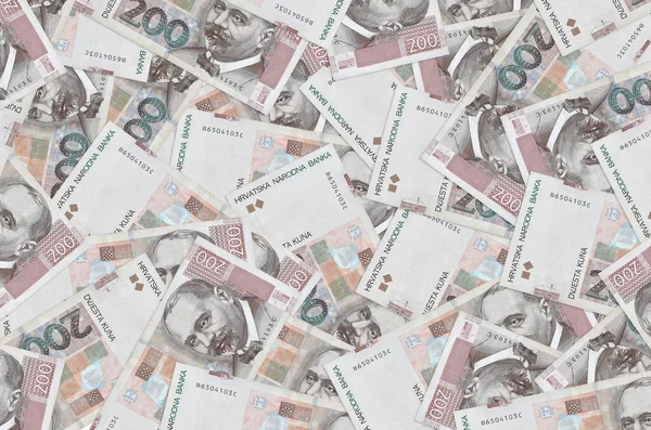 200 Hırvat kuna faturası büyük bir yığın halinde duruyor. Zengin yaşam kavramsal geçmişi. Büyük miktarda para.