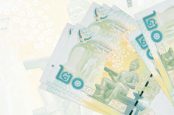 20 Tayland Baht faturası büyük yarı şeffaf banknotun arka planında duruyor. Ulusal para biriminin soyut sunumu. İş konsepti
