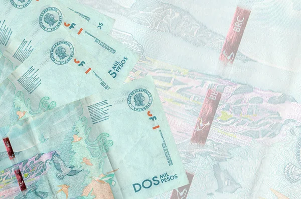 2 Kolombiya pezosu büyük yarı şeffaf banknotun arka planında duruyor. Kopyalama alanı olan soyut iş arkaplanı