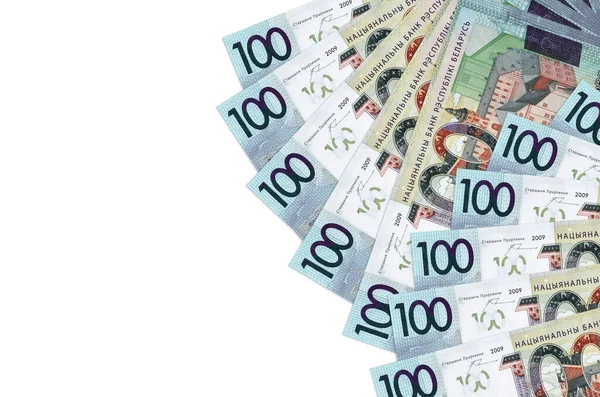100 Belorus rublesi banknotları beyaz arka planda, kopyalama alanı ile izole bir şekilde duruyor. Zengin yaşam kavramsal geçmişi. Büyük miktarda ulusal para birimi zenginliği