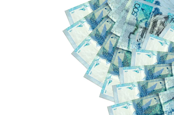 500 Kazakistanlı tenge banknotları beyaz arka planda fotokopi alanı ile izole bir şekilde duruyor. Zengin yaşam kavramsal geçmişi. Büyük miktarda ulusal para birimi zenginliği