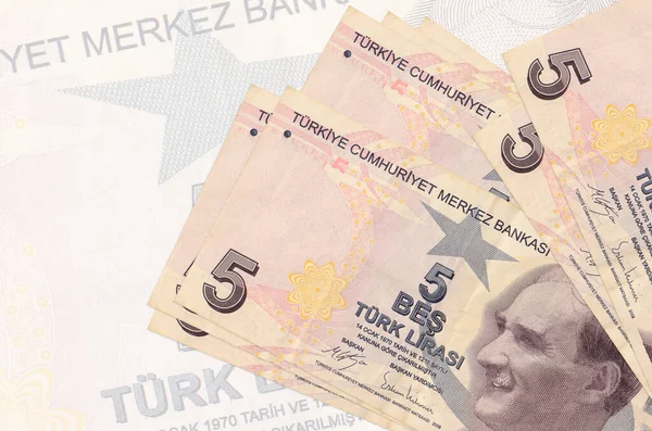 五张土耳其里拉钞票在半透明的大钞票的背景下堆积起来了 国家货币的摘要列报 业务概念 — 图库照片