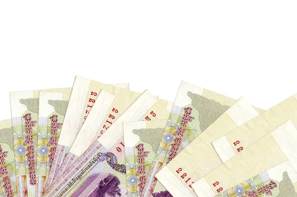 100 Kamboçyalı isyan tasarısı ekranın alt tarafında duruyor. Beyaz arka planda izole edilmiş ve fotokopi alanı var. Paralı iş kavramları için arkaplan afişi şablonu