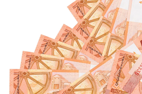 5 Belorus rublesi banknotları beyaz üzerine izole edilmiş farklı bir sırayla yatar. Yerel bankacılık ya da para kazanma konsepti. İş arkaplanı afişi