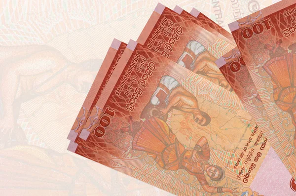 100 Sri Lanka rupisi banknotları büyük yarı şeffaf banknotların arka planında duruyor. Ulusal para biriminin soyut sunumu. İş konsepti