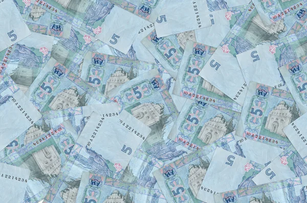 5 Ukrayna hrivniası banknotları büyük yığının içinde yatıyor. Zengin yaşam kavramsal geçmişi. Büyük miktarda para.