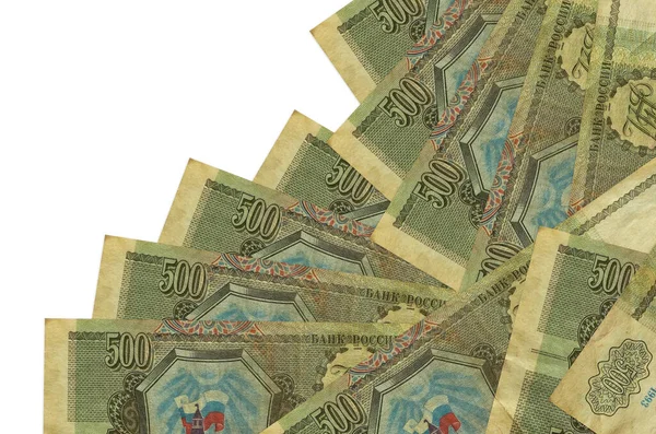 500 rusya rublesi banknotları beyaza izole edilmiş farklı bir sırayla yatar. Yerel bankacılık ya da para kazanma konsepti. İş arkaplanı afişi